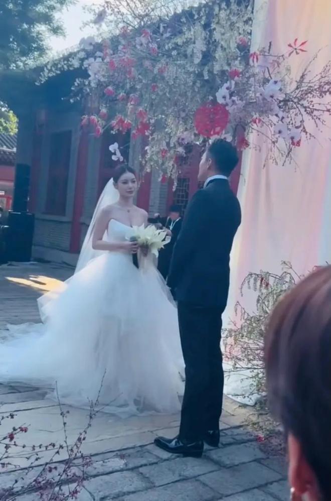 和马筱梅的婚礼太潦草四合院布置简陋OG真人游戏汪小菲二婚穿高跟皮鞋他(图2)