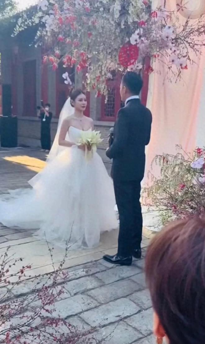 和马筱梅的婚礼太潦草四合院布置简陋OG真人游戏汪小菲二婚穿高跟皮鞋他(图4)