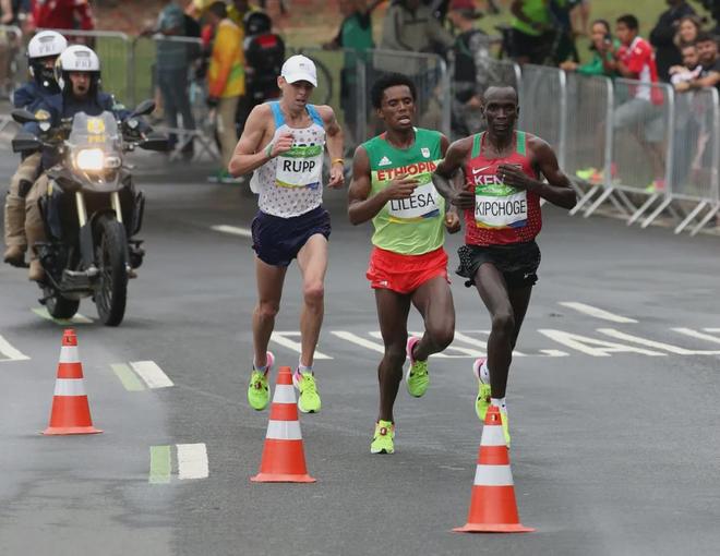 Puma将引领超级跑鞋的新浪潮？OG真人异爪Fast-R 3降世(图1)