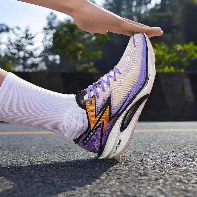 7款国产高性价比碳板跑鞋推荐！OG真人从入门到进阶全涵盖！(图1)